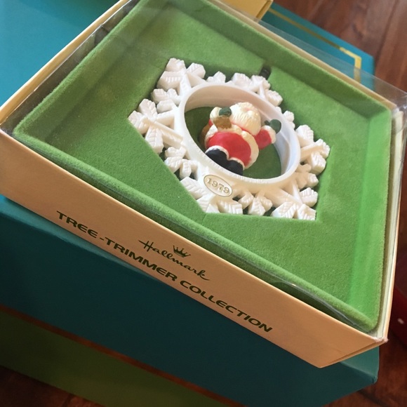 🎄 2 Hallmark 1979 “Santa’s Here” Ornaments - Picture 2 of 8